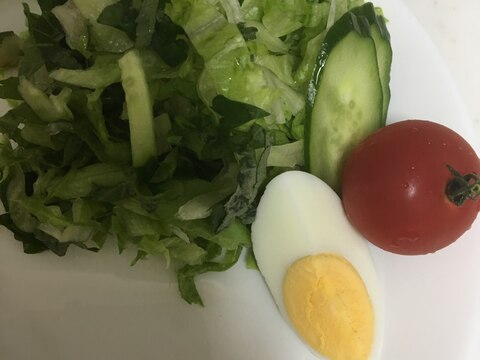大葉とレタスの生野菜サラダとももことゆで卵添え☆